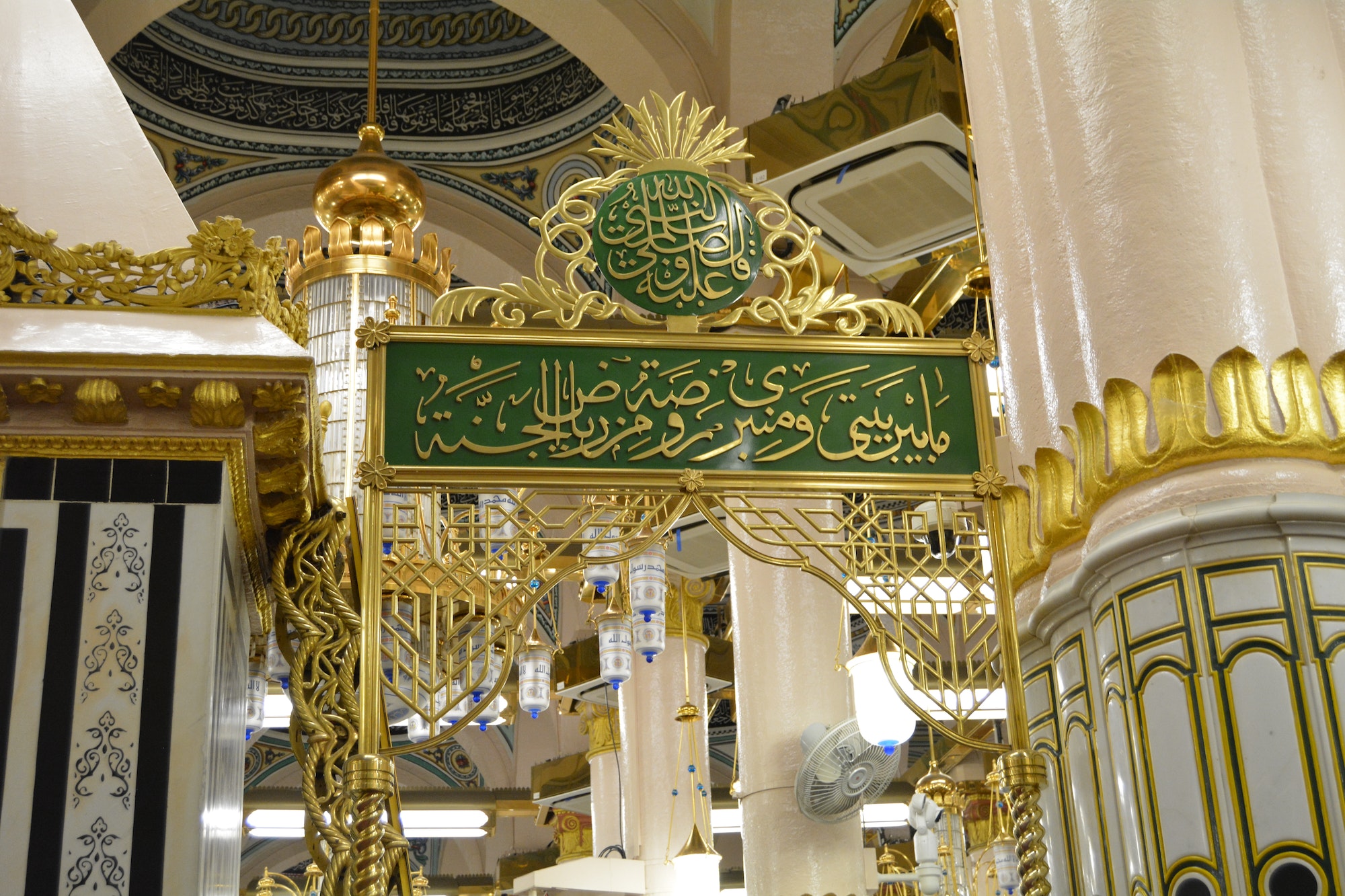 Prophet Mohammed Mosque , inside Al Masjid an Nabawi - Rawdah Mubarak Riadhul Jannah mehrab - Medina